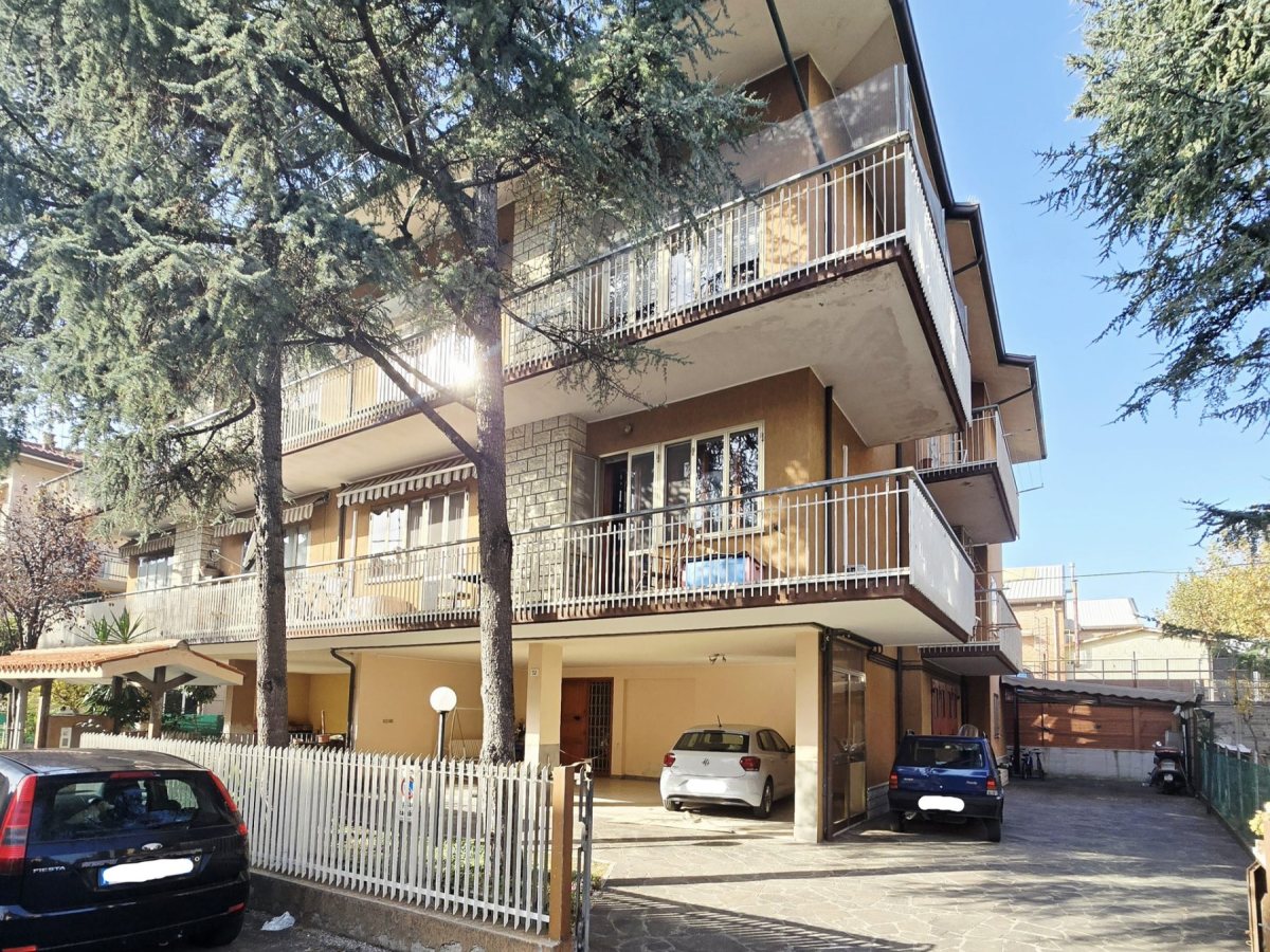Porzione di bifamiliare con grande appartamento, pertinenze e garage a 500 m dal mare