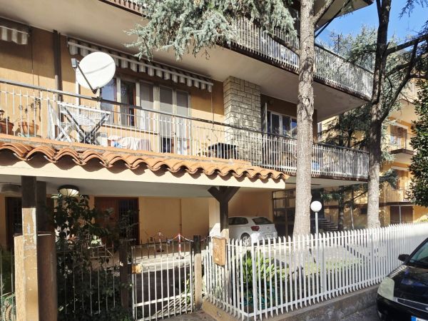 Porzione di bifamiliare con grande appartamento, pertinenze e garage a 500 m dal mare – foto 2