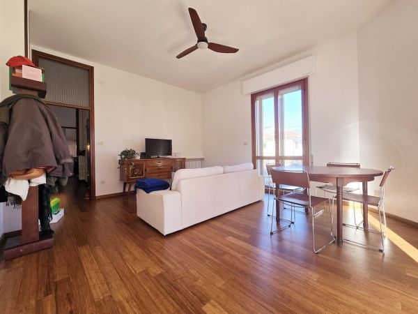 Grande appartamento ristrutturato con quattro balconi, garage e sottotetto a Miramare – foto 5
