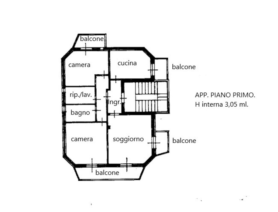 Planimetria di Grande appartamento ristrutturato con quattro balconi, garage e sottotetto a Miramare