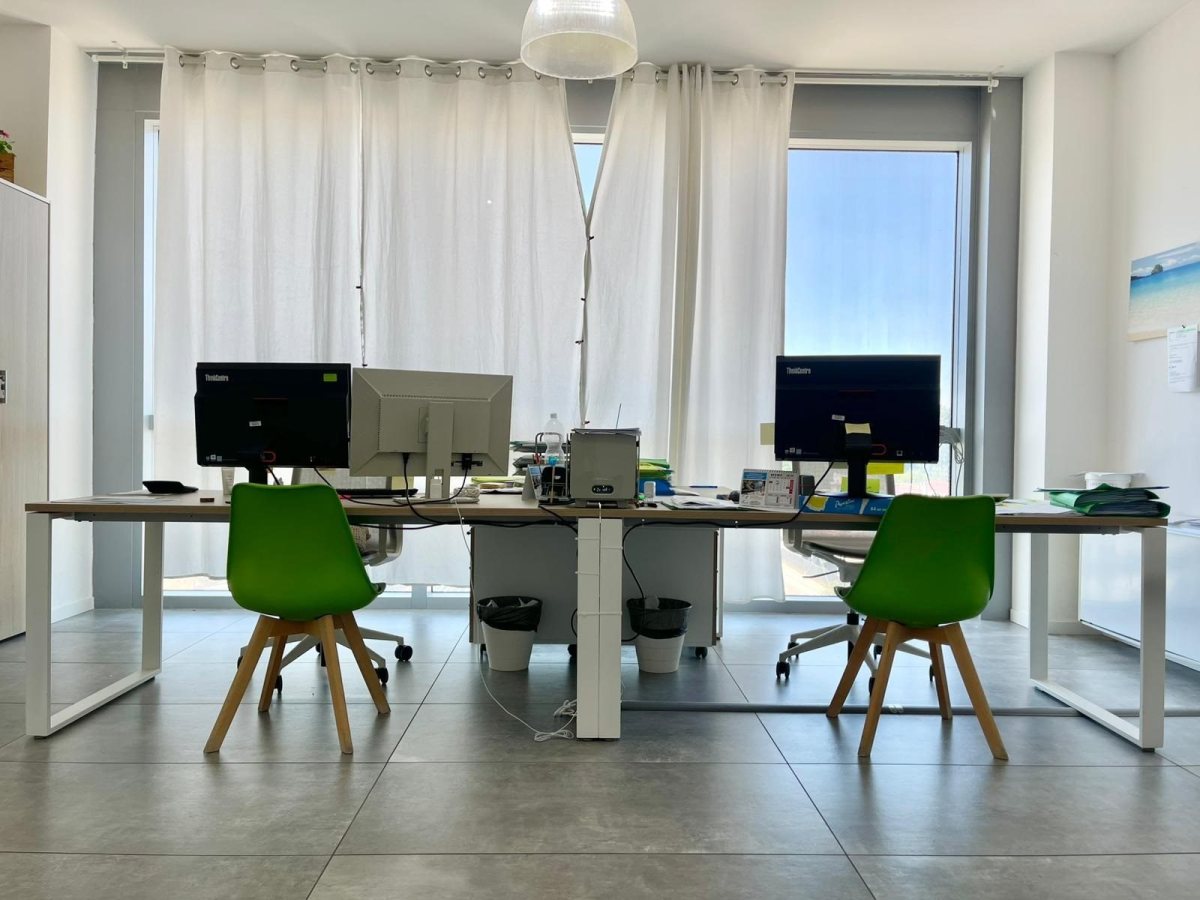 Ufficio luminoso di 91 m² con garage e due posti auto in contesto direzionale