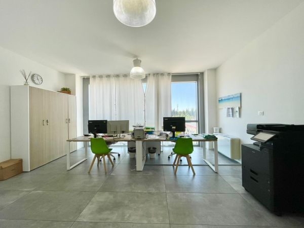Ufficio luminoso di 91 m² con garage e due posti auto in contesto direzionale – foto 3