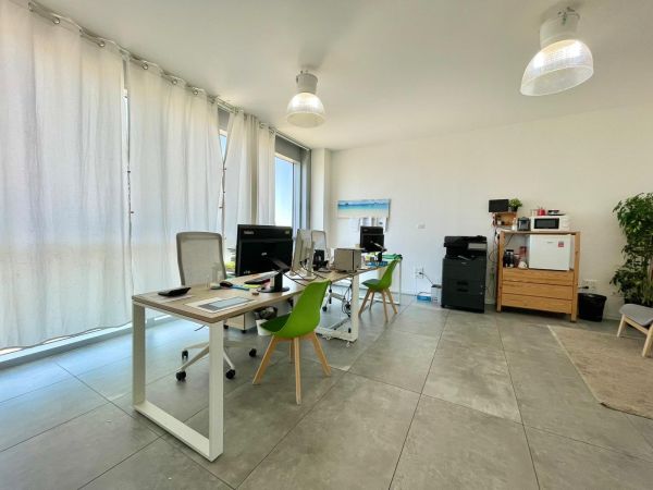Ufficio luminoso di 91 m² con garage e due posti auto in contesto direzionale – foto 5